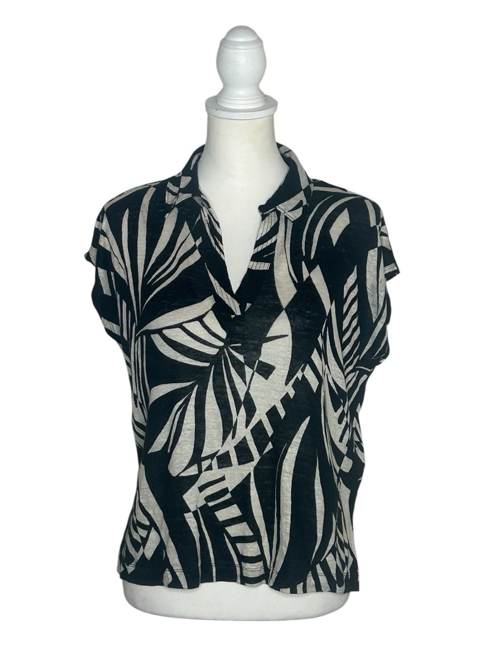 Tahari 100% Linen Black Cream Abstract Leaf Print Blouse EUC Sz L Dark Tropical